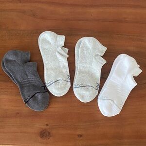 Old Navy bundle of 4 athletic socks compression workout white grey S/M